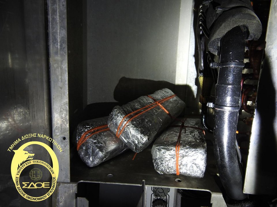 13 κιλά κοκαΐνης βρέθηκαν κρυμμένα σε κοντέινερ στον Πειραιά