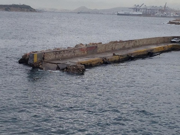 kokkino_fanari_peiraia