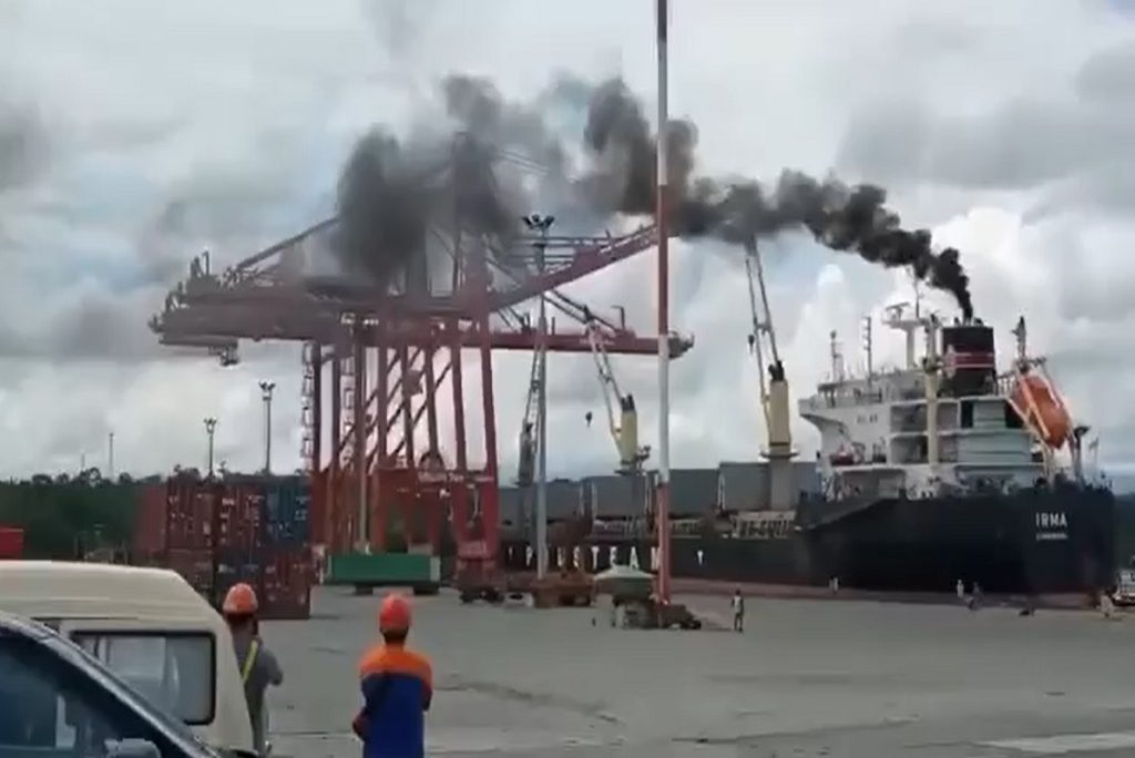 Παραλίγο μεγάλη καταστροφή: Κρένια φορτηγού πλοίου ήρθαν σε επαφή με γερανογέφυρα στη στεριά! (ΒΙΝΤΕΟ )