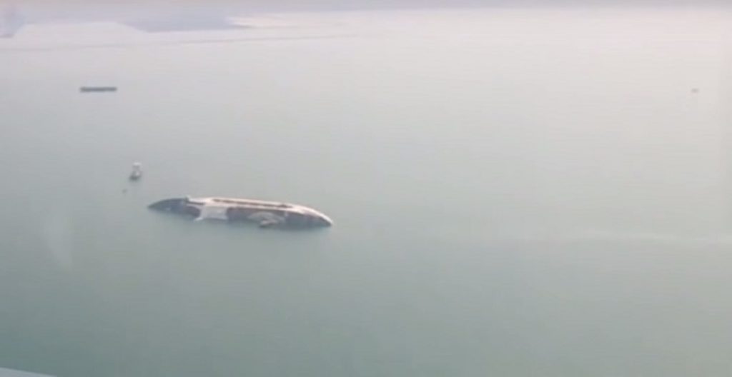 Εγκαταλελειμμένο κρουαζιερόπλοιο ανατράπηκε και βυθίστηκε στην Ταϊλάνδη (video)
