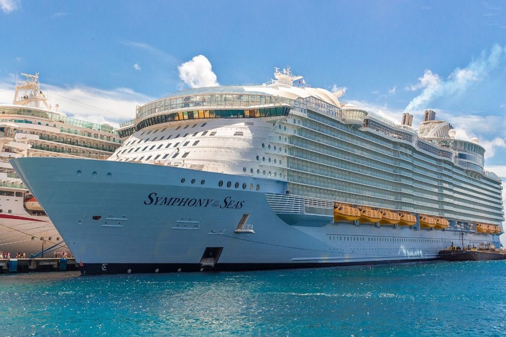 Ανησυχία στον κλάδο της Κρουαζιέρας: 48 επιβάτες του κρουαζιερόπλοιου Symphony of the Seas βρέθηκαν θετικοί στον COVID-19