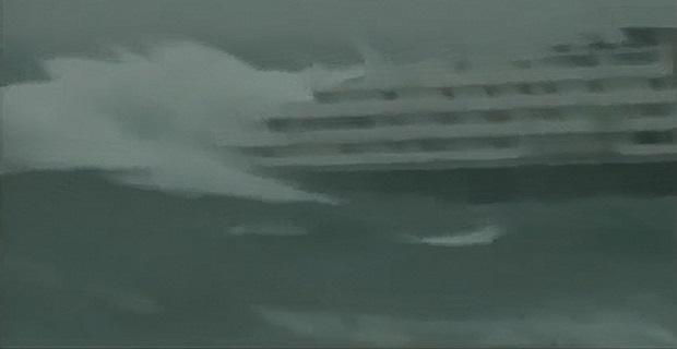 krouazieroploio_se_terastia_kumata