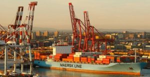 kurwseis_se_ploio_container_logo_kakon_sinthikon_diaviosis_plirwmatos