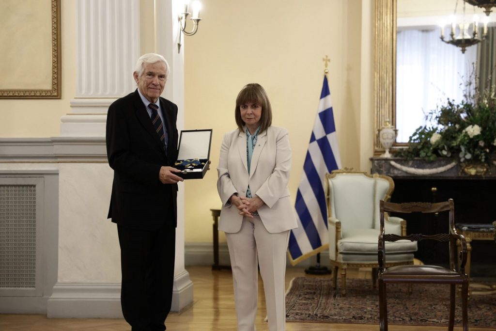 Παρασημοφόρηση του Παναγιώτη Λασκαρίδη από την Κ. Σακελλαροπούλου
