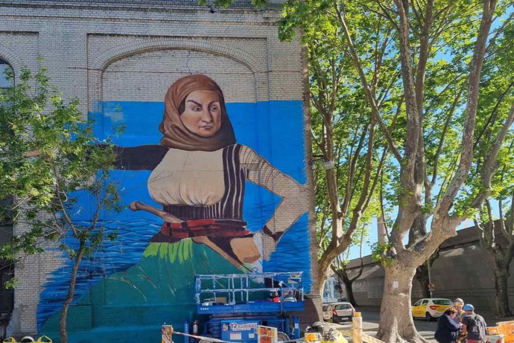 Μία καπετάνισσα στους τοίχους των ναυπηγείων Τσάκου, στην Ουρουγουάη