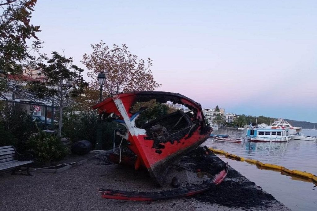 Εκδήλωση πυρκαγιάς σε Ε/Γ - Λάντζα στον Πόρο