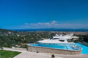 lefkada_giot_sti_pisina_