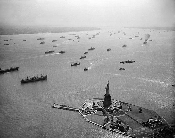 Φωτογραφία ημέρας - Ships near Liberty Island in 1946