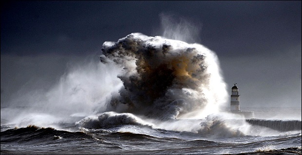 lighthouse_big_waves_