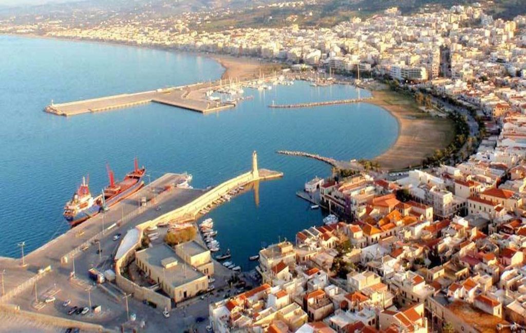 Αίσιο τέλος στο θρίλερ με το ακυβέρνητο πλοίο στην Κρήτη