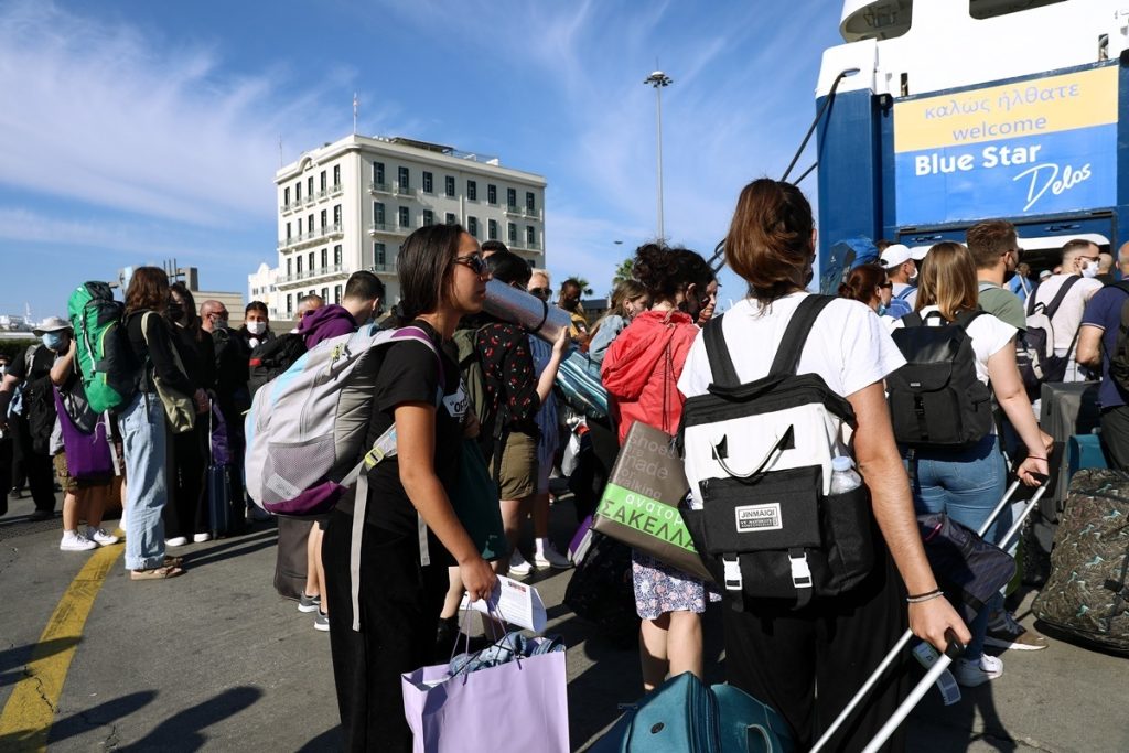 Μεγάλες ουρές στο Λιμάνι του Πειραιά - Έλεγχοι από το Λιμενικό