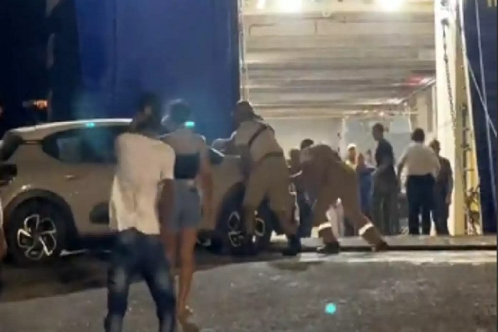 Συνελήφθη ο καπετάνιος του πλοίου μετά τις εικόνες με το ΙΧ που έμεινε στον αέρα στο λιμάνι της Άνδρου