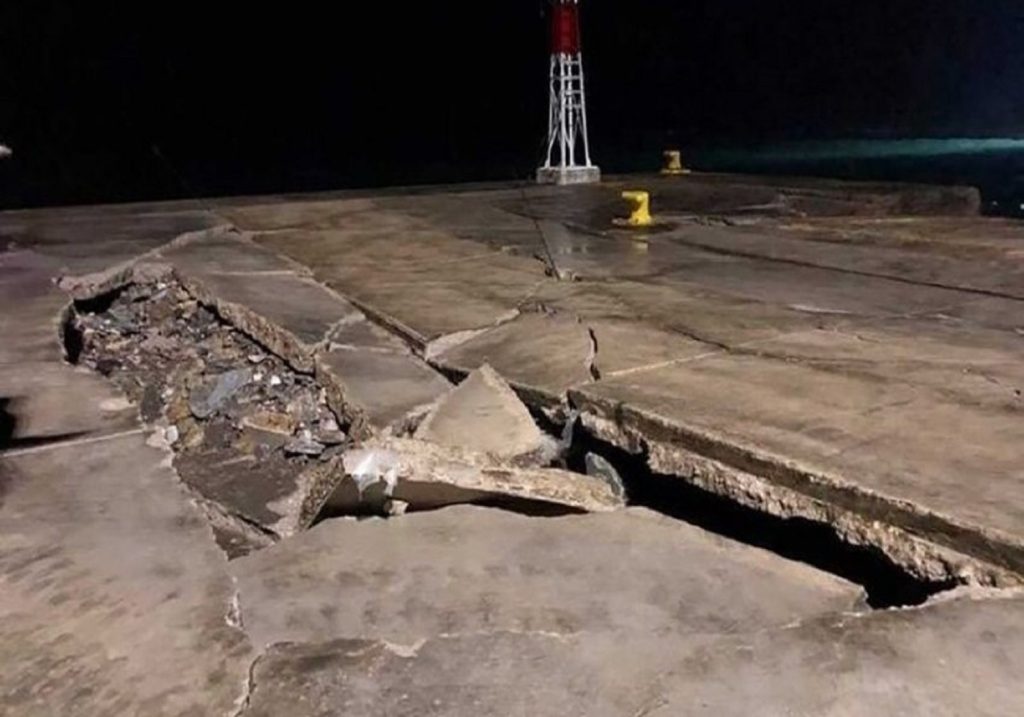 Κατέρρευσε το λιμάνι των Ψαρών