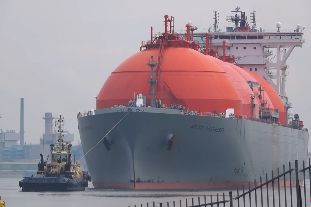 Η απογευματινή κίνηση πλοίων στο μεγαλύτερο λιμάνι της Ευρώπης (Video)