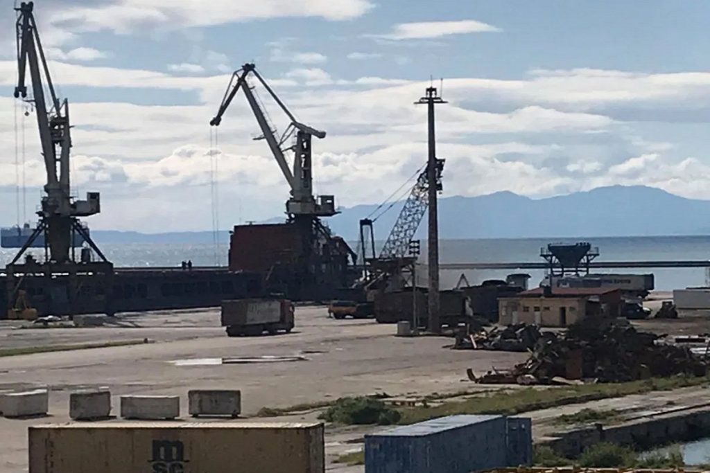 Φορτηγό πλοίο προσάραξε στο λιμάνι της Στυλίδας