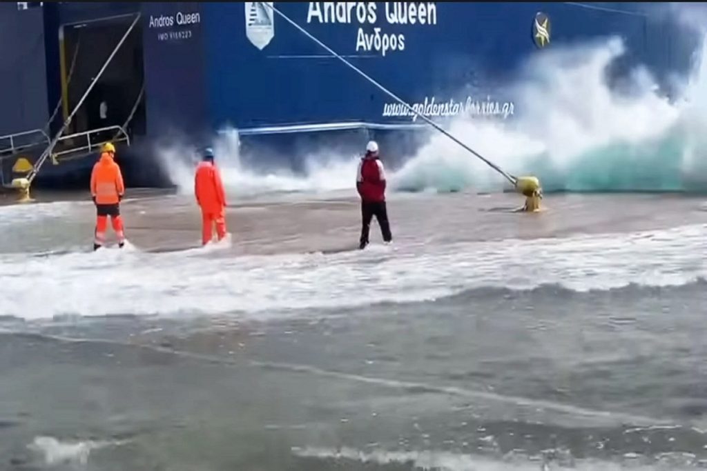 «Μάχη» με τα κύματα στο λιμάνι της Τήνου για να δέσει το Andros Queen (video)