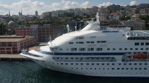 Η Ενωση Εφοπλιστών Κρουαζιεροπλοίων κόβει την πρωτοχρονιάτικη πίτα