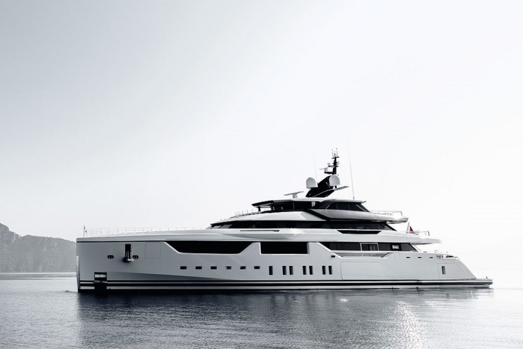 Το εντυπωσιακό ελληνικό γιοτ «Malia» της Golden Yachts μαγνητίζει τα βλέμματα (video)