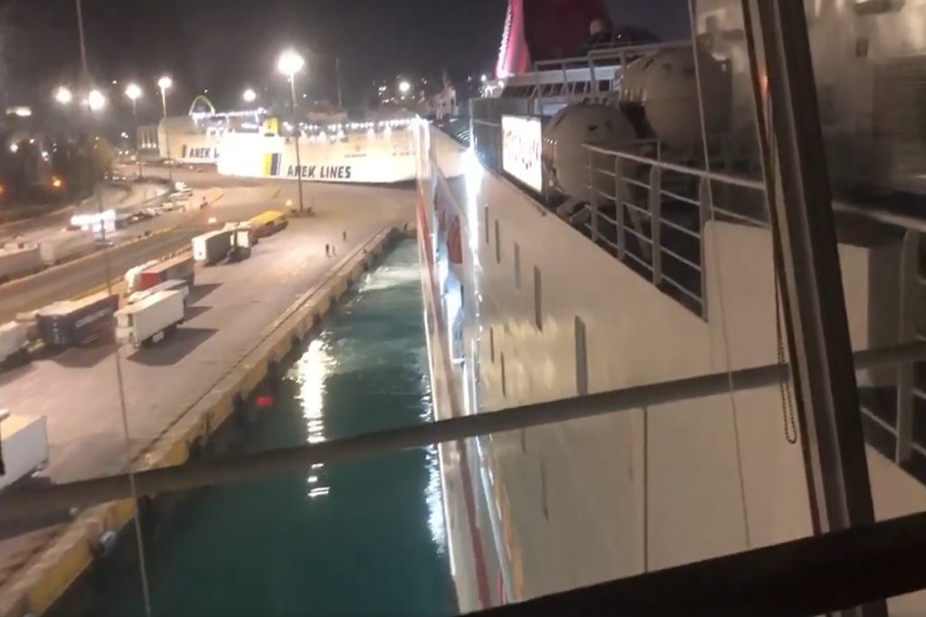 ΒΙΝΤΕΟ: Πώς ο πλοίαρχος του Festos Palace “ξεκολλάει” με μαεστρία το βαπόρι από το ντόκο στο λιμάνι του Πειραιά