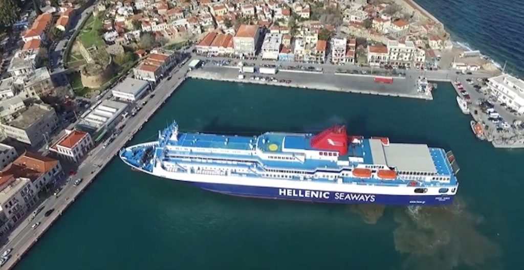 Η μανούβρα του «Νήσος Σάμος» στο λιμάνι της Χίου μέσα από την κάμερα ενός drone (ΒΙΝΤΕΟ)