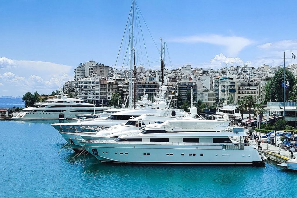 Μαρίνα Ζέας: Ναύτης σε κατάσταση μέθης, έπεσε από θαλαμηγό
