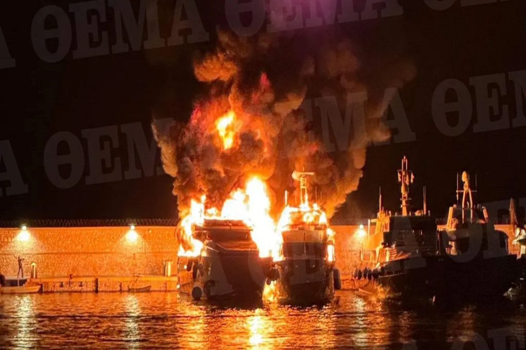 Στις φλόγες τρία υπερπολυτελή γιοτ στη Μαρίνα Ζέας (video)