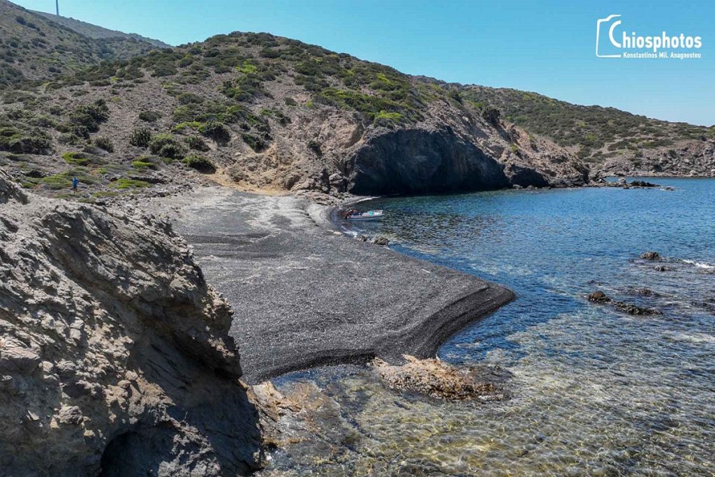 Μαύρη Άμμος - Η παραλία της Χίου που ξεχωρίζει για το μαύρο της χρώμα (video)