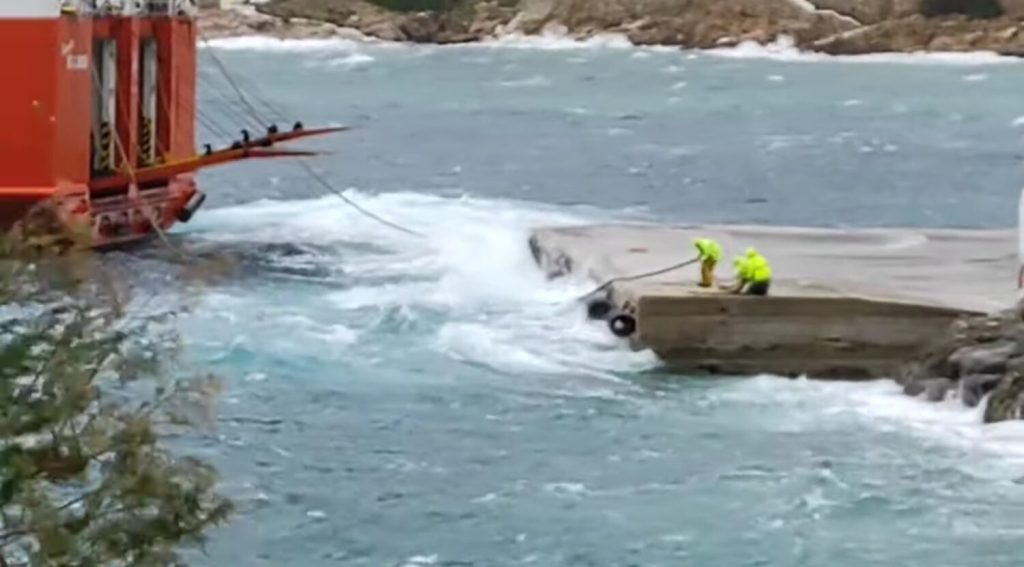 Η πρόσδεση του “Διονύσιος Σολωμός’’ υπό αντίξοες συνθήκες (video)