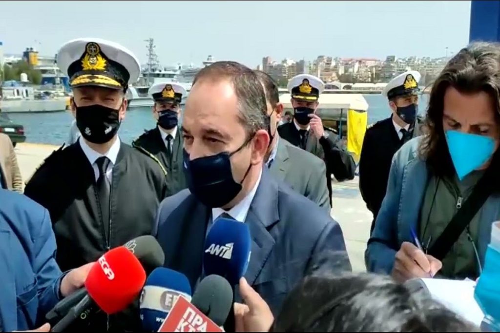 Στο Λιμάνι του Πειραιά ο Γιάννης Πλακιωτάκης: Λίγο ακόμη υπομονή για να κερδίσουμε πάλι τη ζωή μας