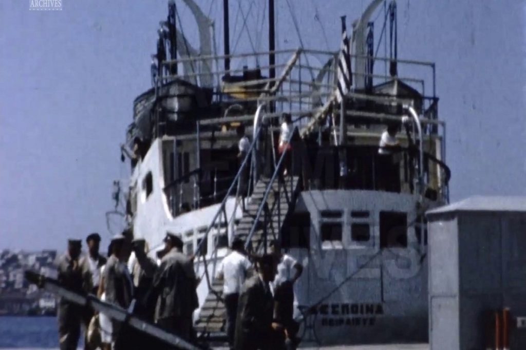 Πειραιάς 1960: Αναχώρηση με το πλοίο «Δέσποινα» για Σαντορίνη (video)