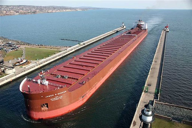 megalutero_fortigo_ploio_limnes_amerikis