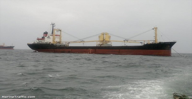 Φορτηγό πλοίο κρατείται στην Κάλυμνο