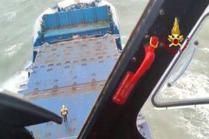 metafora_nautikwn_sto_nosokomeio_me_elikoptero_emporiko_nautiko