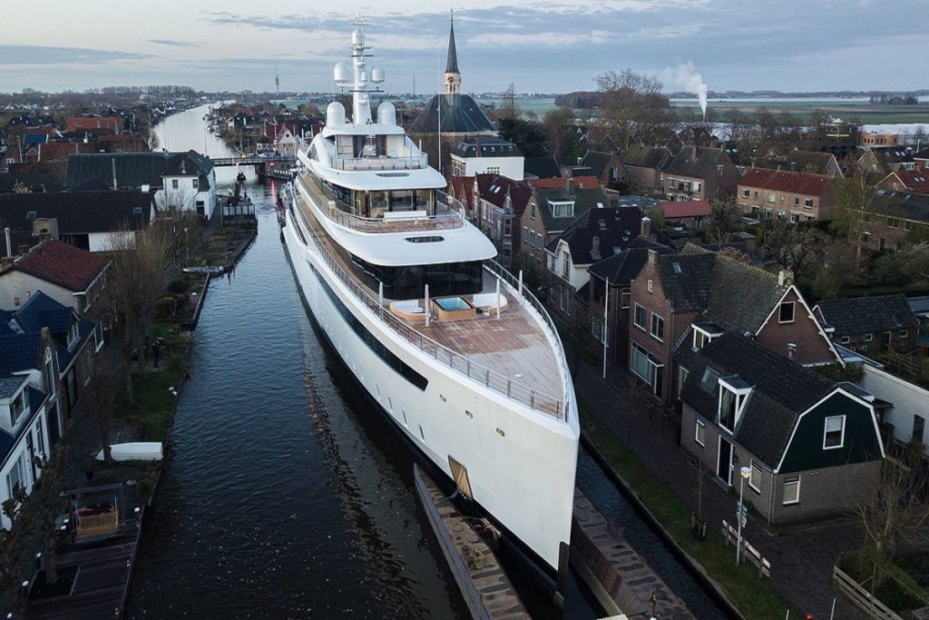 Εντυπωσιακό βίντεο: Μεταφορά ενός Mega Yacht μέσα από στενά κανάλια και μικροσκοπικές γέφυρες