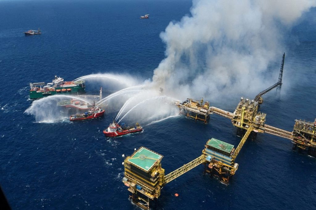 Δύο νεκροί και ένας αγνοούμενος από πυρκαγιά σε πλατφόρμα πετρελαίου (video)