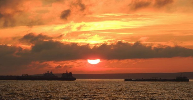 mia_thalassa_anergoi_