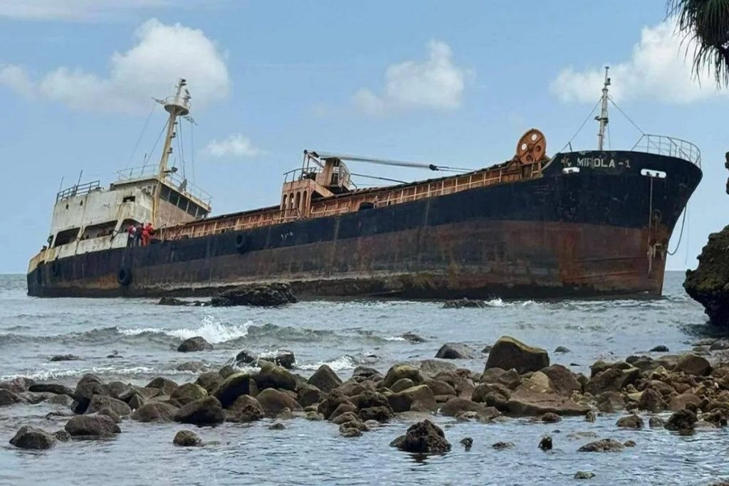 Εγκαταλελειμμένο φορτηγό πλοίο ύποπτο για λαθρεμπόριο πετρελαίου στις Φιλιππίνες