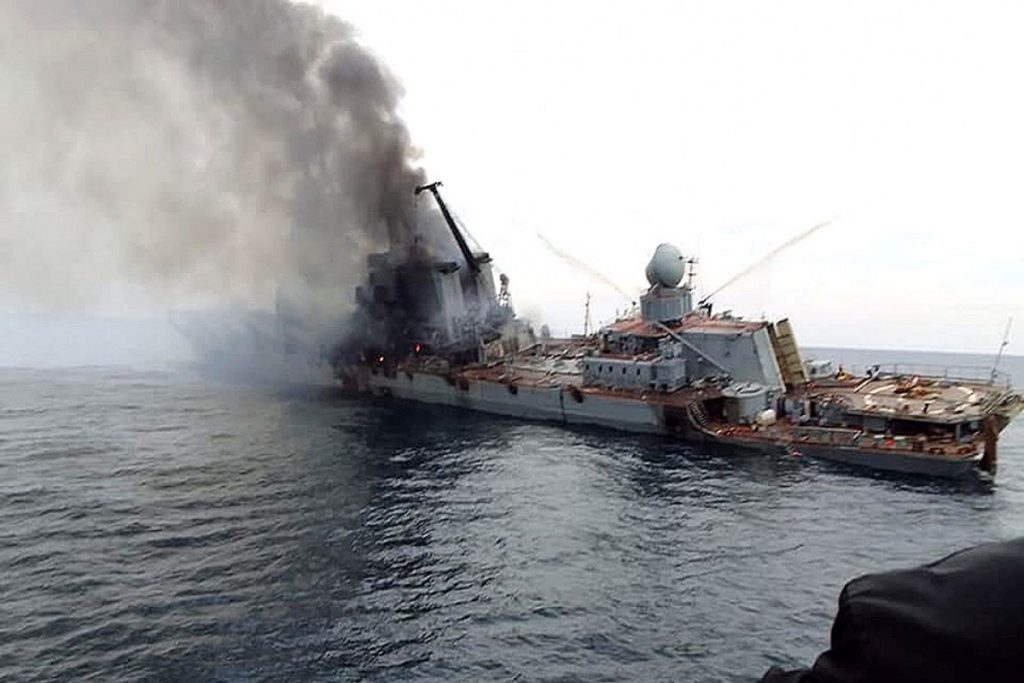 Φωτογραφίες και βίντεο από το ρωσικό πολεμικό πλοίο λίγο πριν βυθιστεί