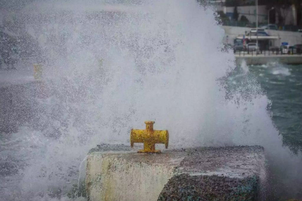 Δραπετσώνα: Τραυματισμός ναυτικού από σπάσιμο κάβου
