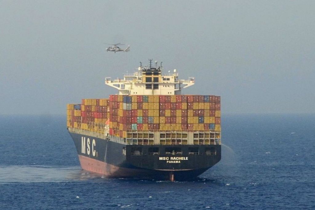 Το ακυβέρνητο πλοίο μεταφοράς κοντέινερ MSC Rachele ρυμουλκήθηκε στο λιμάνι μετά την έκρηξη και την πυρκαγιά