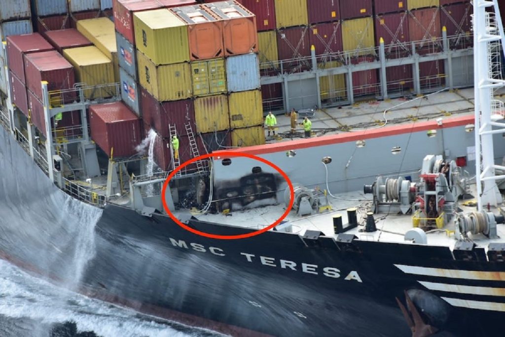 Πυρκαγιά ξέσπασε στο μέγα πλοίο μεταφοράς εμπορευματοκιβωτίων MSC TERESA