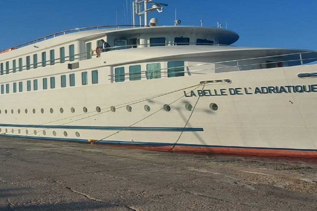 Το πρώτο μεγάλο Κρουαζιερόπλοιο που "δένει" στο λιμάνι της Αίγινας!