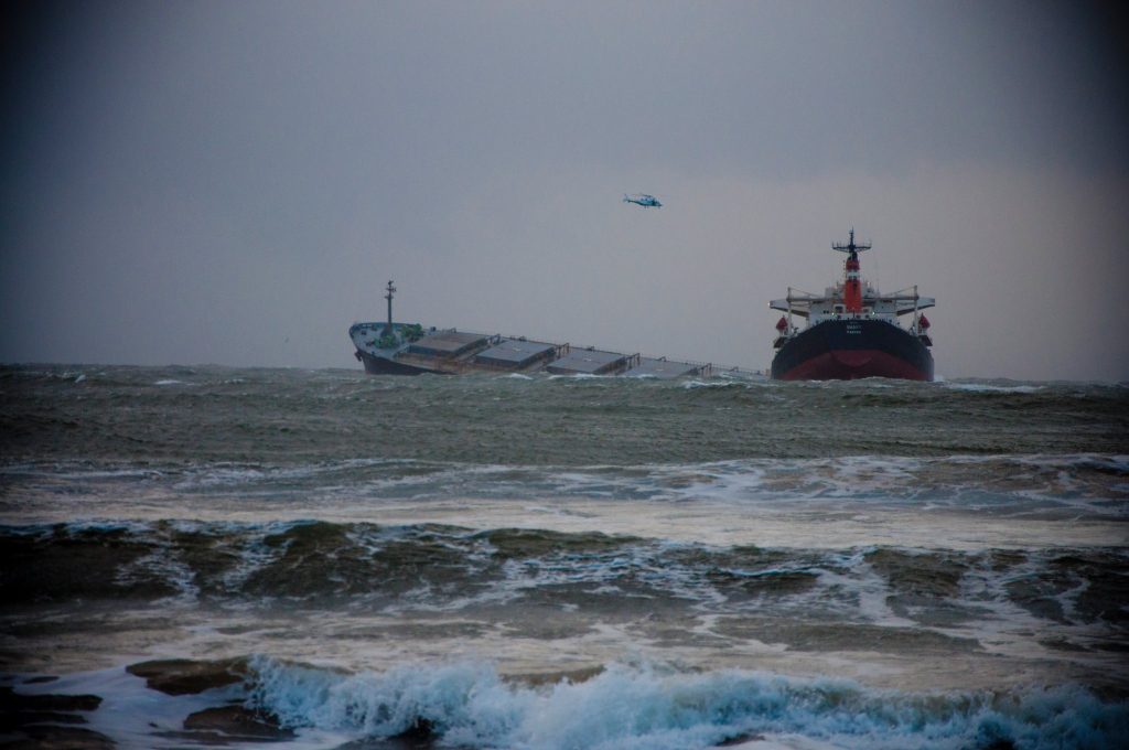 ΒΙΝΤΕΟ: Όταν το φορτηγό πλοίο 151.000 dwt MV Smart προσάραξε και κόπηκε στα δυο στα ανοικτά του Richards Bay
