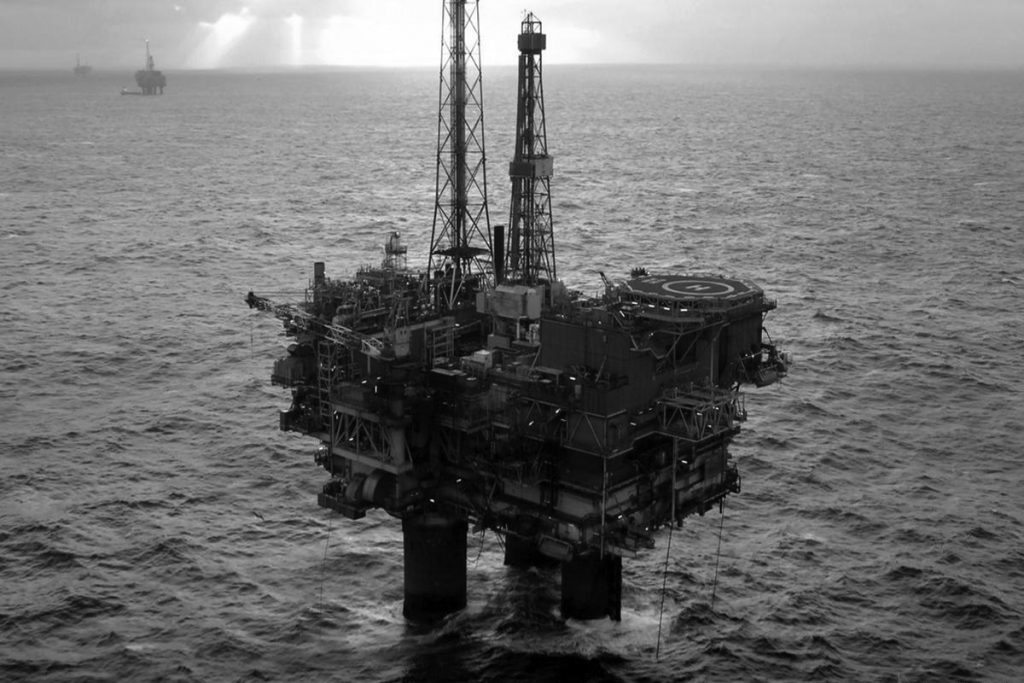 Ύποπτο ρωσικό φορτηγό πλοίο παραλίγο να πέσει σε πλατφόρμα εξόρυξης πετρελαίου