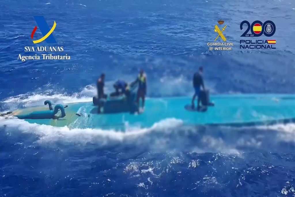 Εντοπίστηκαν ναρκέμποροι σε ημι-υποβρύχιο το οποίο και βύθισαν μπροστά στις αρχές! (video)