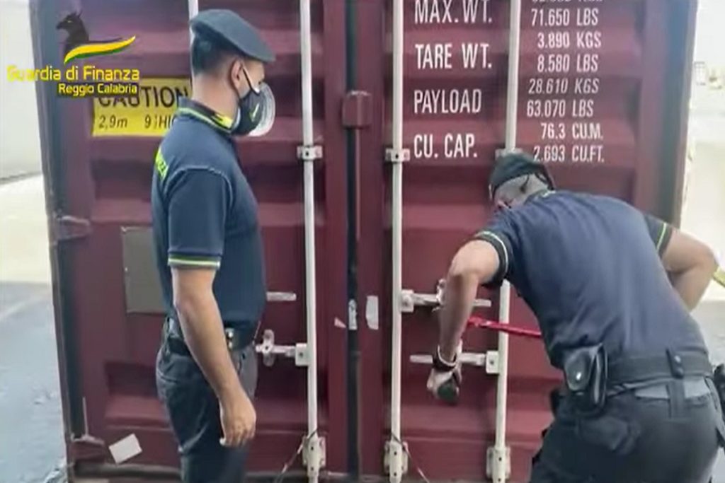 Η ιταλική αστυνομία βρήκε έναν τόνο κοκαΐνης σε κινεζικό φορτηγό πλοίο! (Βίντεο)