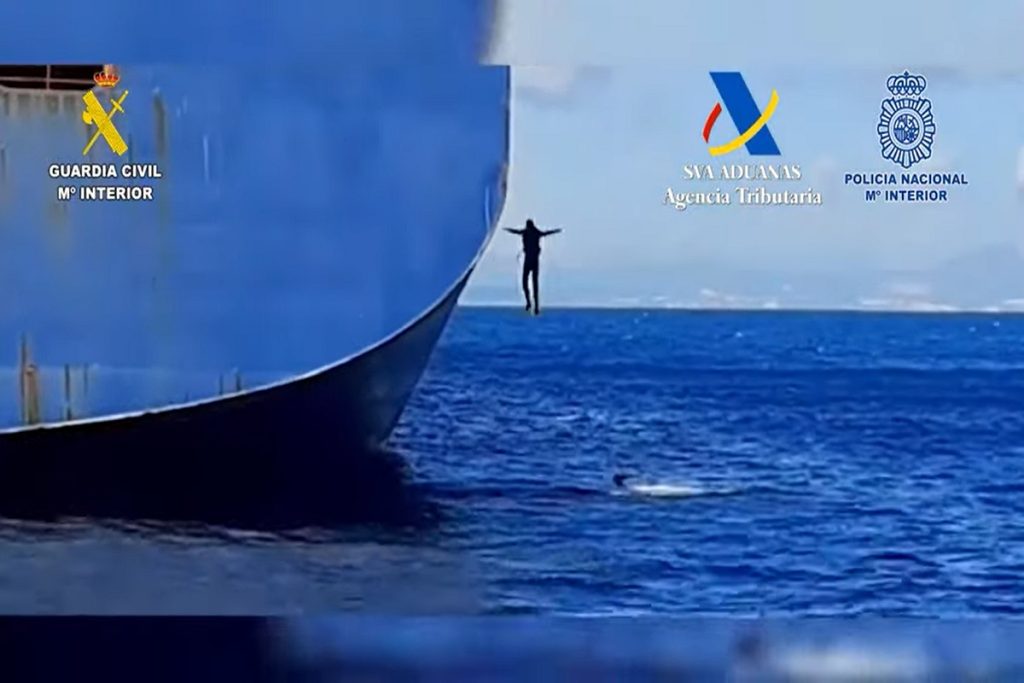 Κινηματογραφικές εικόνες από πλοίο μεταφοράς κοντέινερ: λαθρεπιβάτες πέταξαν μπάλες με κοκαΐνη στη θάλασσα και πήδηξαν και αυτοί