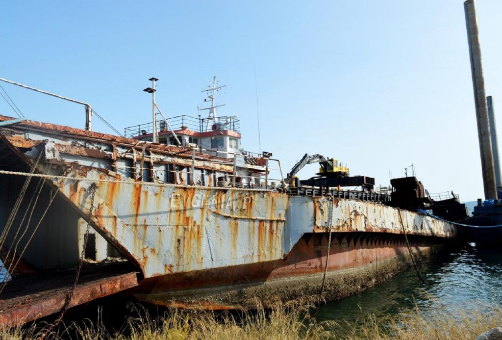 Πέντε ναυάγια και επικίνδυνα-επιβλαβή πλοία απομακρύνθηκαν οριστικά από τον κόλπο της Ελευσίνας (photo)