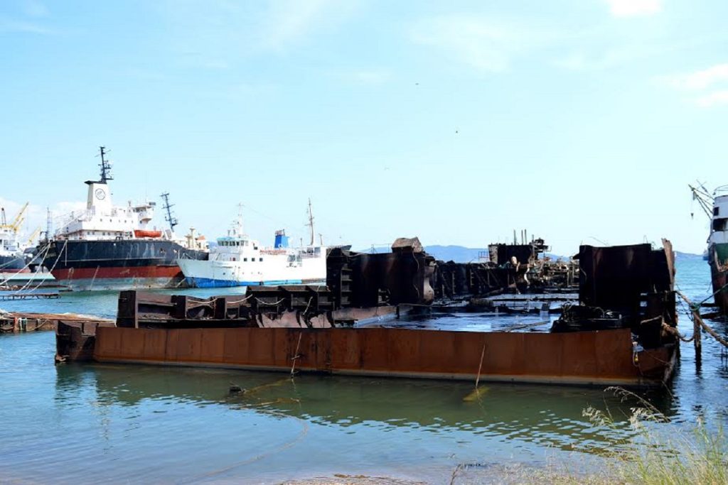 Ευρεία σύσκεψη για την περιβαλλοντικά ασφαλή απομάκρυνση του ναυαγίου «SLOPS» από τον κόλπο της Ελευσίνας