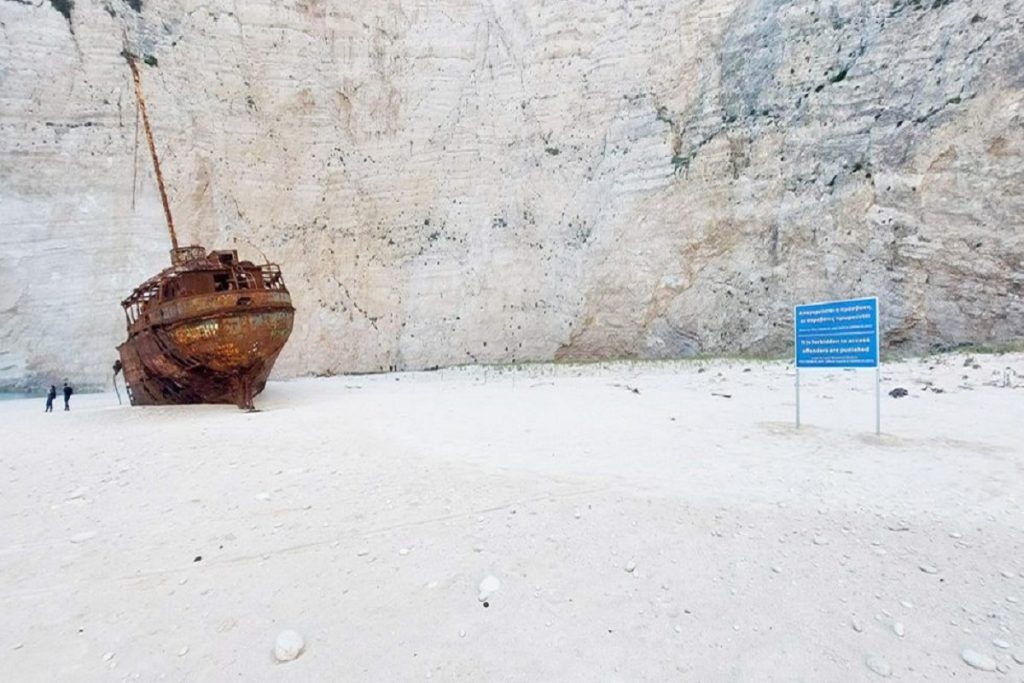 Τοποθετήθηκαν σημαδούρες, πινακίδες και φράχτης στο Ναυάγιο από την Π.Ε. (photos)